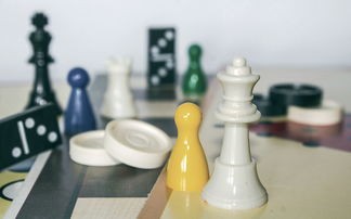 (中国象棋游戏规则)中国象棋，作为一项源远流长的智力竞技游戏，历经千年的演变，已经成为深受国内外棋友喜爱的文化瑰宝。以下是一篇关于中国象棋的原创文章，从多个角度进行分析介绍，并提出问题。