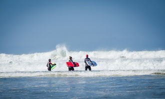 (歌曲浪里个浪里个浪)在浪里个啷个哩个啷歌曲中享受冲浪的乐趣和欢快的旋律